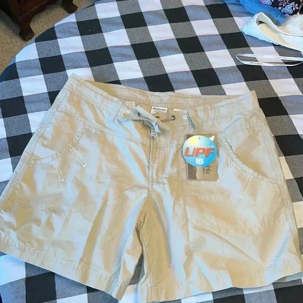 COLUMBIA ARCH CAPE II SHORT - NEW- size medium